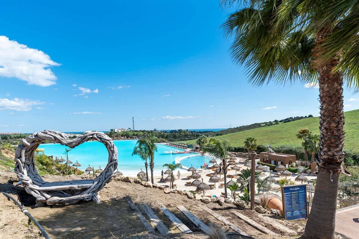 Foto 4 von 33: Scenic apartment in Alcazaba Lagoon with pools