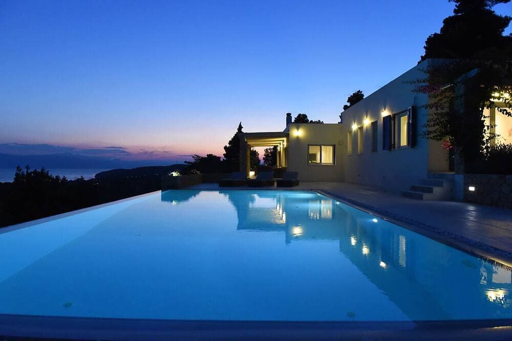 Einzigartige Lage und einen atemberaubenden Blick. Hohe Standard mit großem Swimmingpool. 1