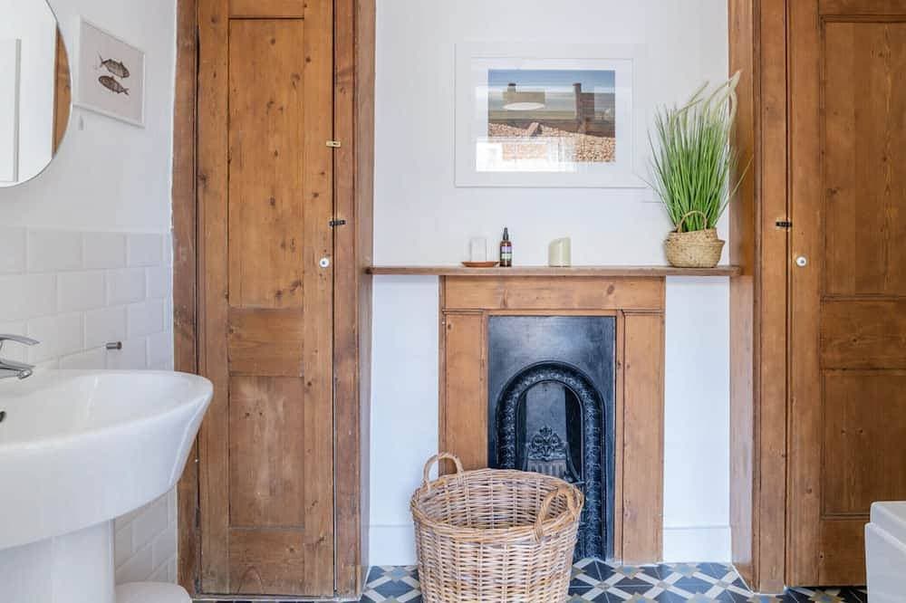 Foto 7 von 28: Stylish Whitstable Cottage/ Beach 2 mins/ Courtyard /free parking/dog friendly.