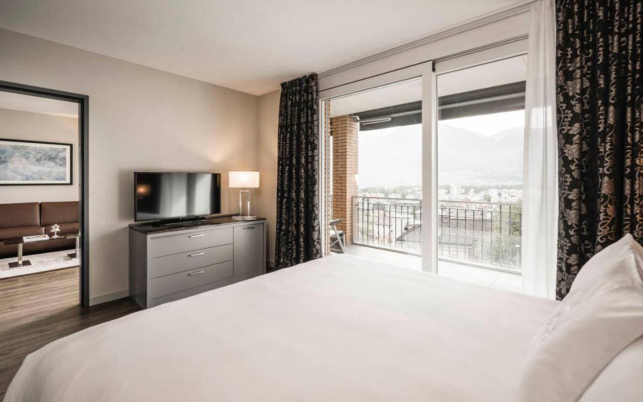 Foto 10 von 15: Suite with Balcony and Lake View