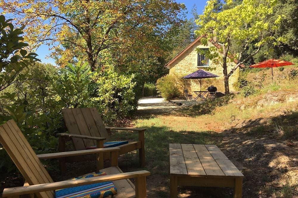 Komfortables Ferienhaus in einem Waldgebiet am Pool in der Nähe von Sarlat 1