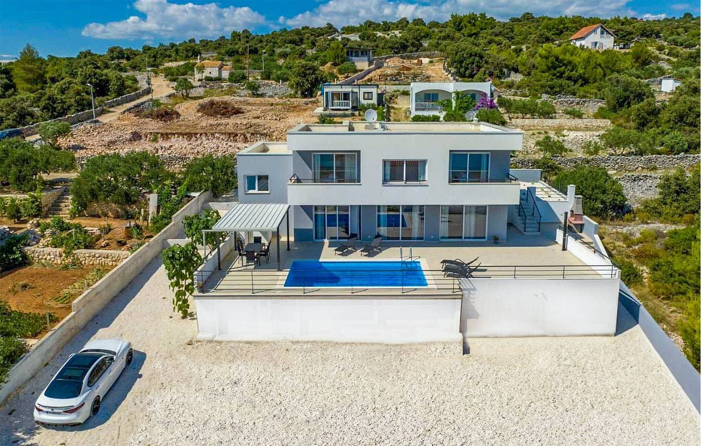 Wohnung am Meer mit Pool, Küche und Garage – 2,5 km bis zur Küste 1