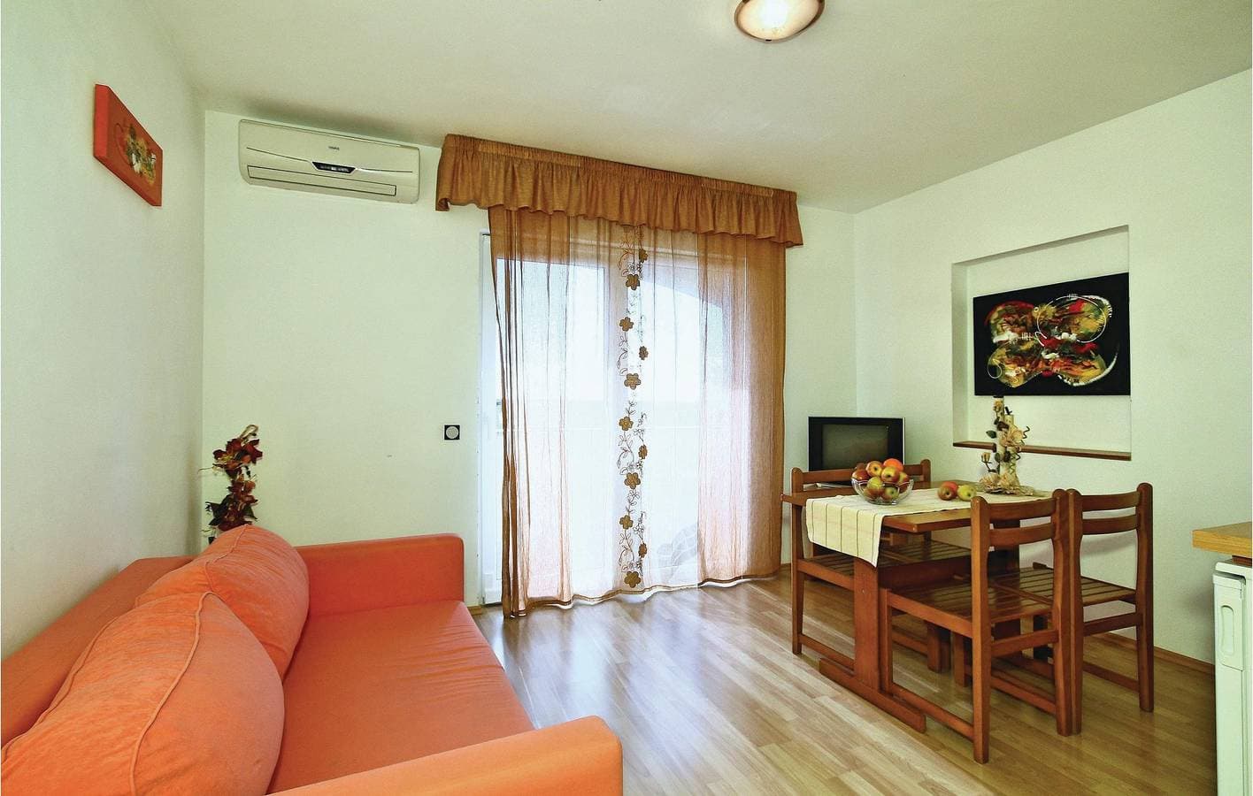 Foto 5 von 32: Charmante 2-Zimmer-Wohnung mit Terrasse, WLAN und Parkplatz in der Nähe von Captain Morgan