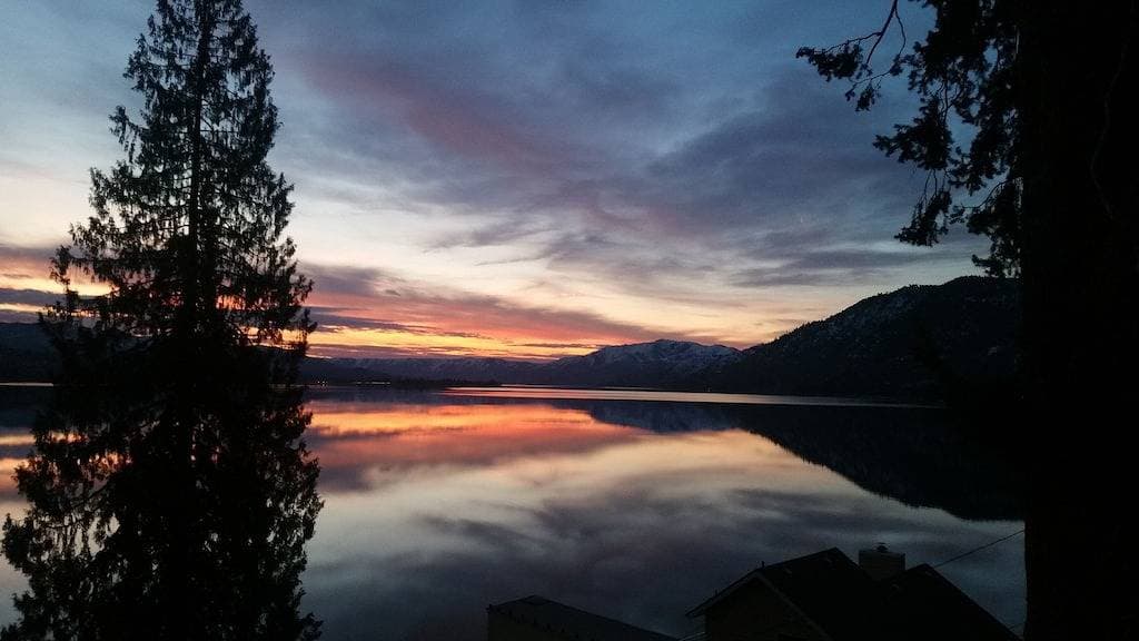 Foto 2 von 11: Herrliche Aussicht auf den Chelansee! Einzigartige \"Baumhaus\" -Kabine mit 2 Schlafzimmern und 1 Bad