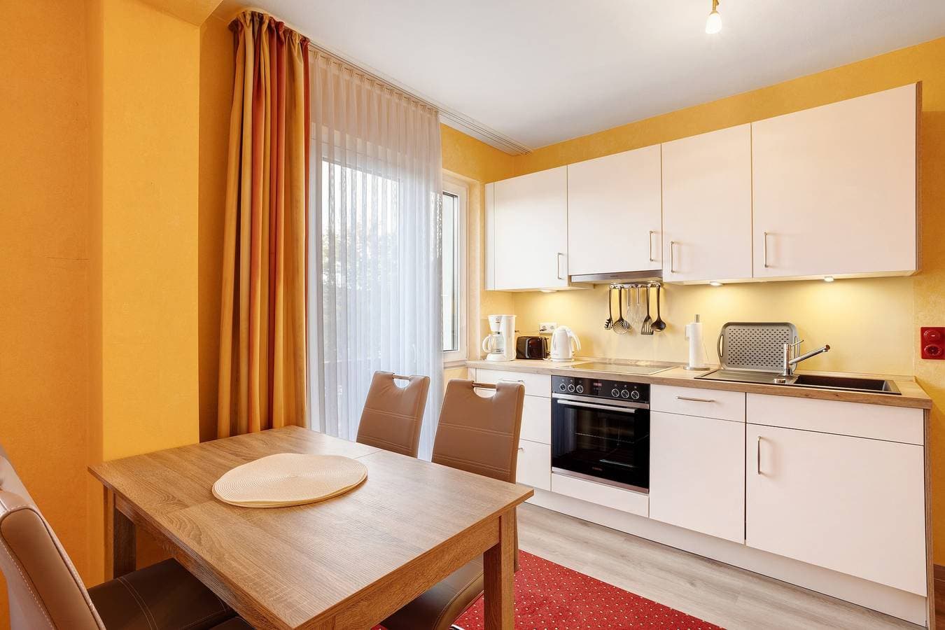 Foto 10 von 27: Haus Erika - Ferienwohnung 1 mit WLAN, Balkon und Gemeinschaftsgarten nahe Skywalk