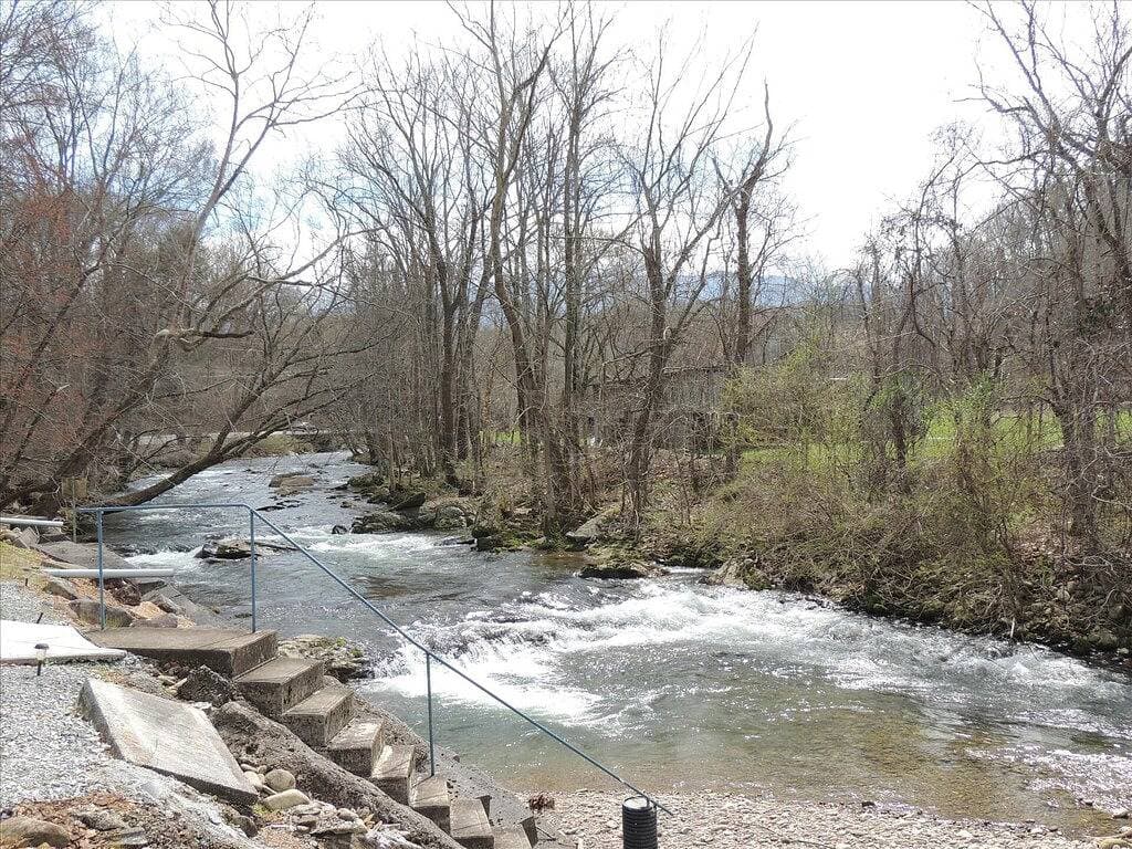 Foto 5 von 20: Direkt neben dem Bach - Wasserfall - in Veranda - Whirlpool abgeschirmt