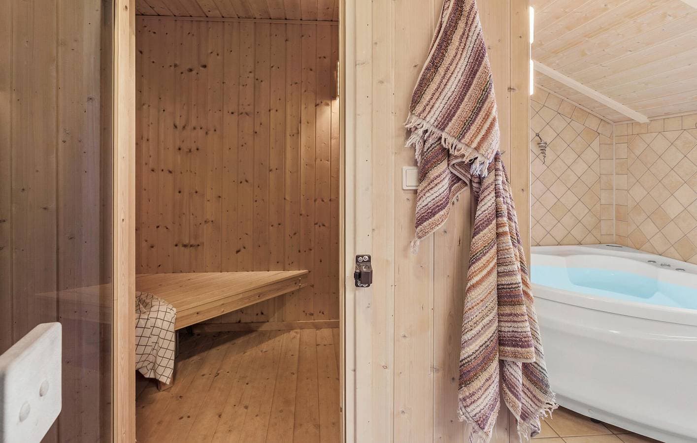 Foto 9 von 17: Ferienhaus für 8 Personen mit Whirlpool