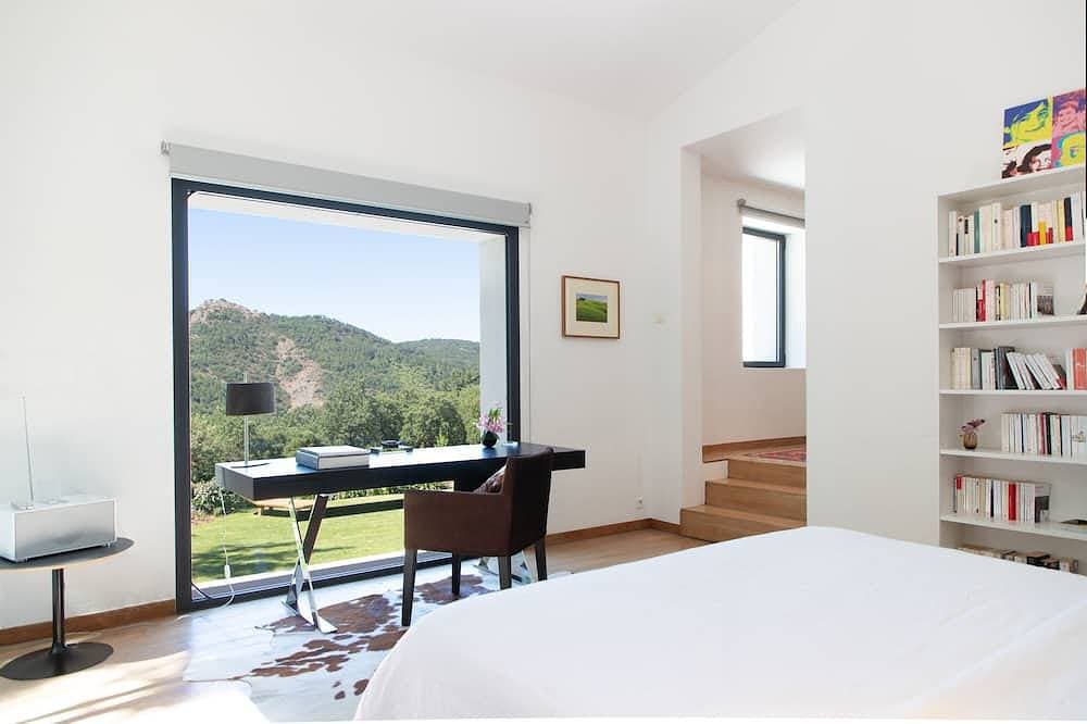 Foto 2 von 30: Wunderschöne zeitgenössische Villa mit Blick in eine grüne Umgebung.