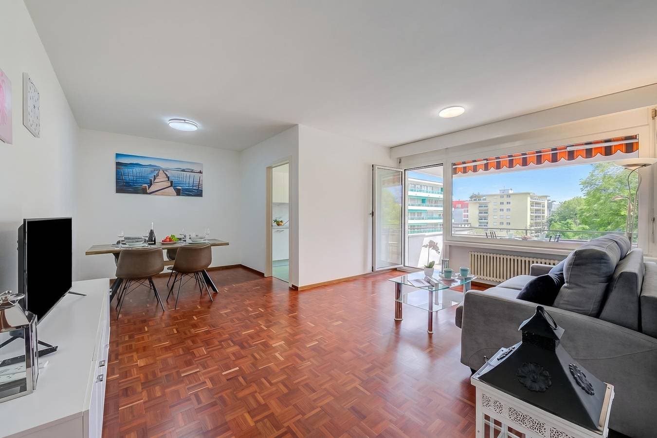 Foto 2 von 23: Lido Apartment Locarno with Balcony and Parking