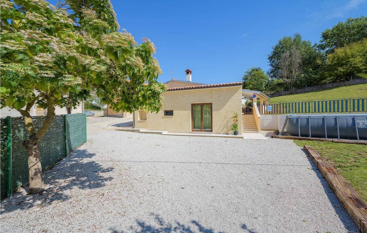 Reizende Ferienwohnung mit Pool, Terrasse und WLAN, 1 km vom Stadtzentrum von Skropeti entfernt 1