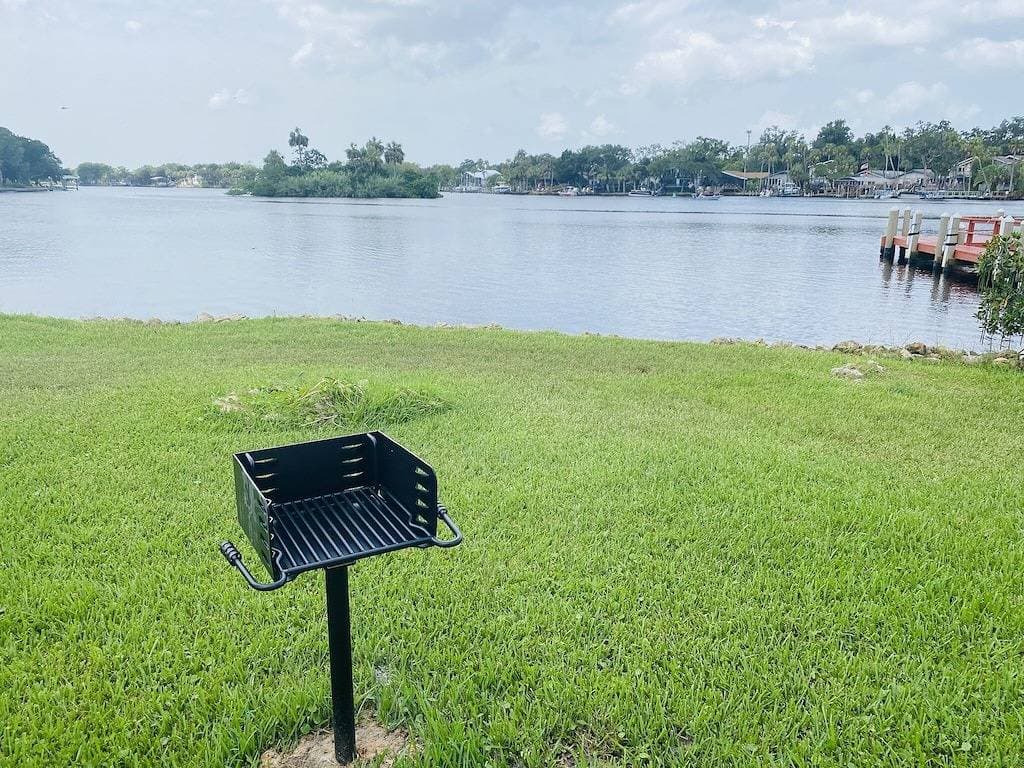 Million Dollar view. Sleeps 6. Renovated June '23. Dock/Kayaks/Paddleboard 1