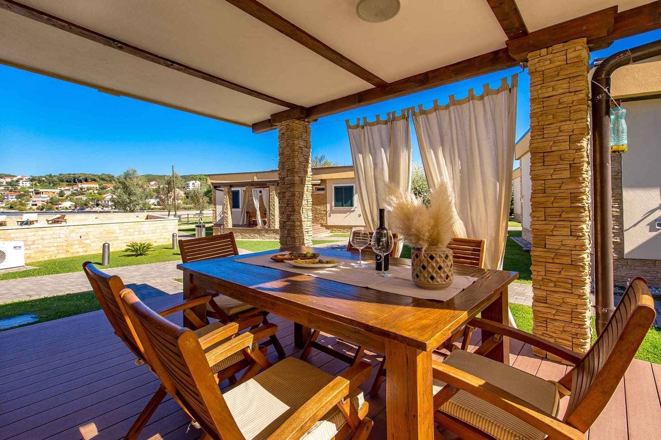 Foto 4 von 29: Ferienhaus mit Pool und Klimaanlage