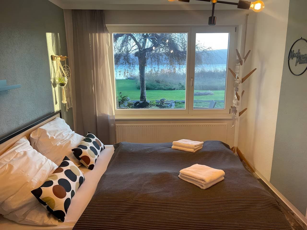 Foto 3 von 45: Premium Ferienwohnung 'Seezauber Direkt Am Wasser' mit Seeblick, privater Terrasse und WLAN