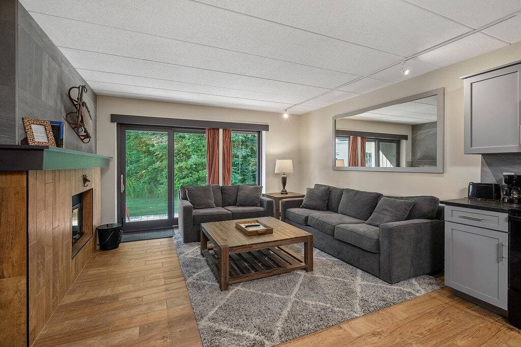 Foto 12 von 13: Snow Tree Lodge @ Base of Mount Snow w/ Fireplace!