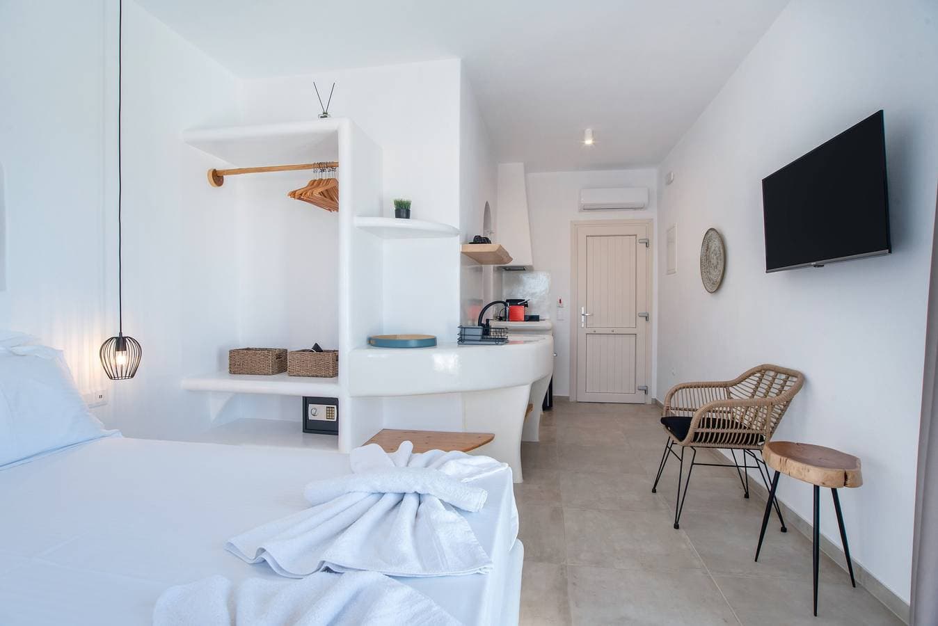 Foto 8 von 31: Ferienwohnung in einem Hotel 'Naxos Earth Suites Deluxe Double' mit Meerblick, WLAN und Klimaanlage