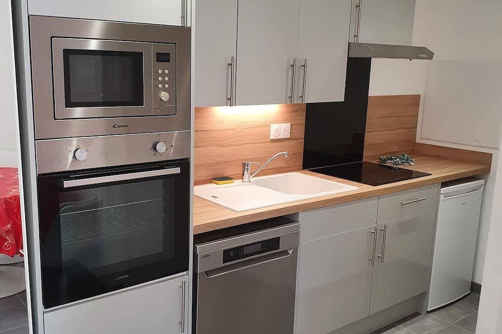 30 m2 furnished apartment near shops and metro 1