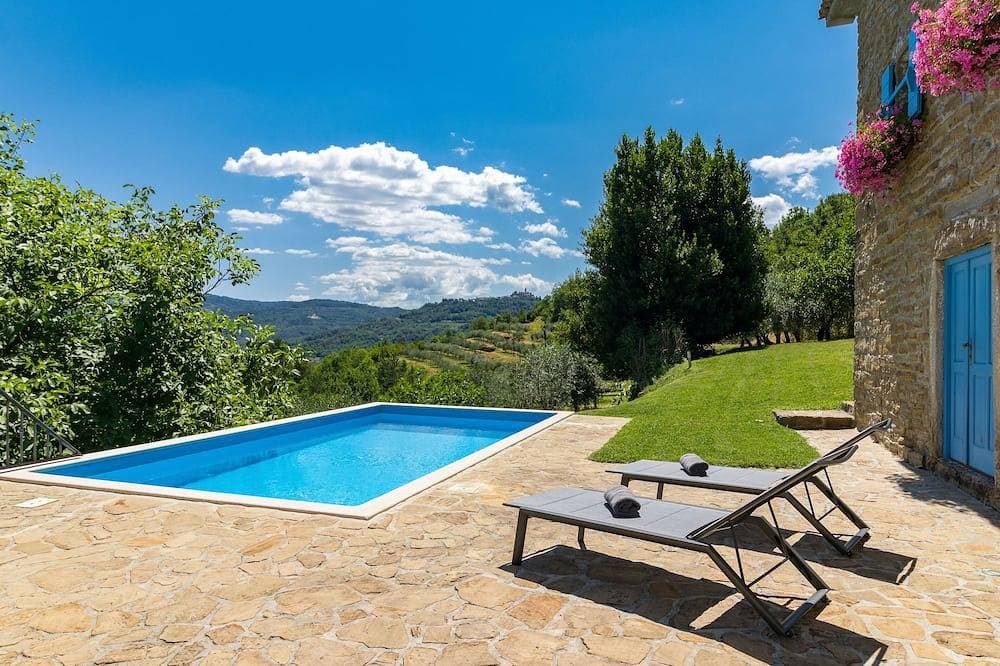 Friedliche Villa auf einem Hügel mit atemberaubendem Ausblick 1