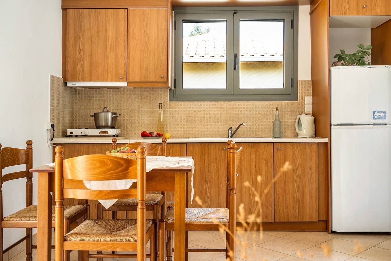 Foto 4 von 24: Ferienwohnung "Alkionides Apartment 3" mit Blick auf den Pinienwald