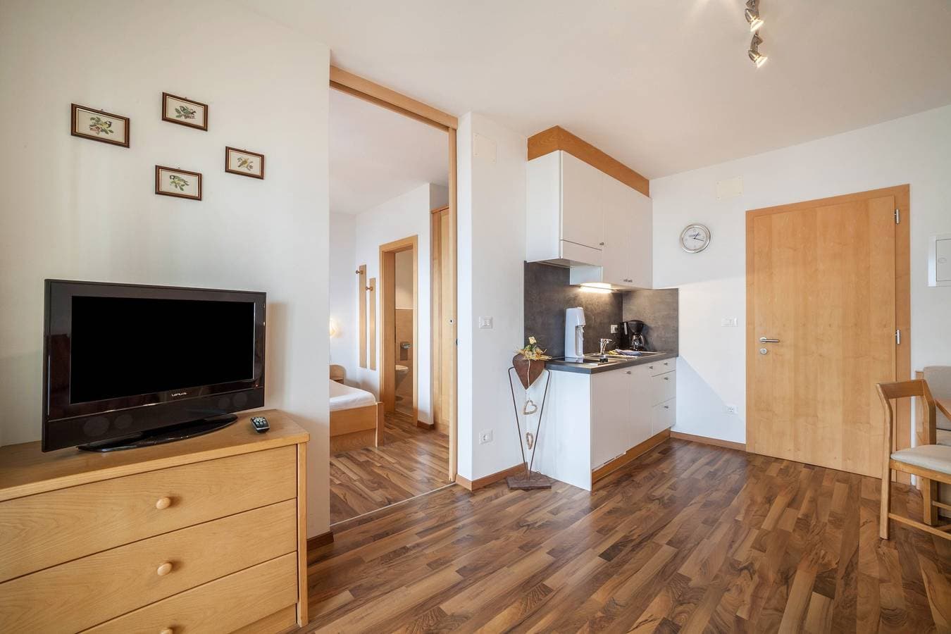 Foto 8 von 27: Ferienwohnung "Haus Hohenrain 3" mit Bergblick, Pool, WLAN, Terrasse & Garten