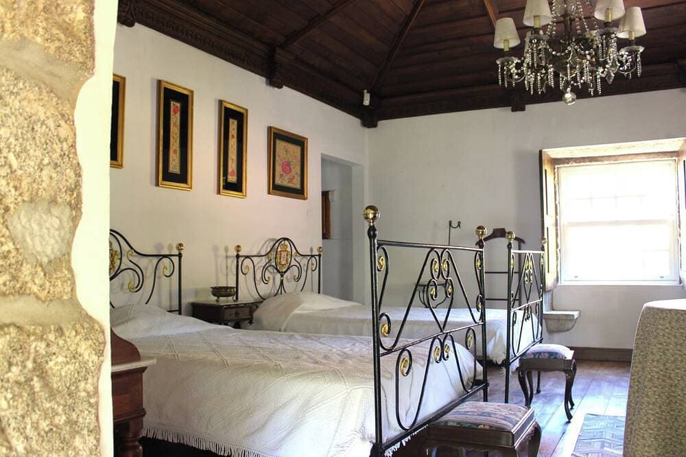 Foto 6 von 30: Quinta Paredes, Land of Paradise, immersed in nature, with its medieval tower.