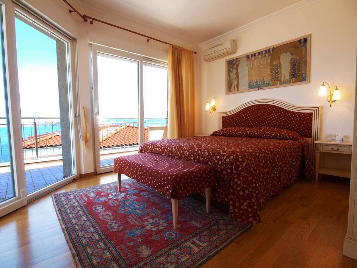 Foto 4 von 23: Three-Bedroom Villa with Private Pool
