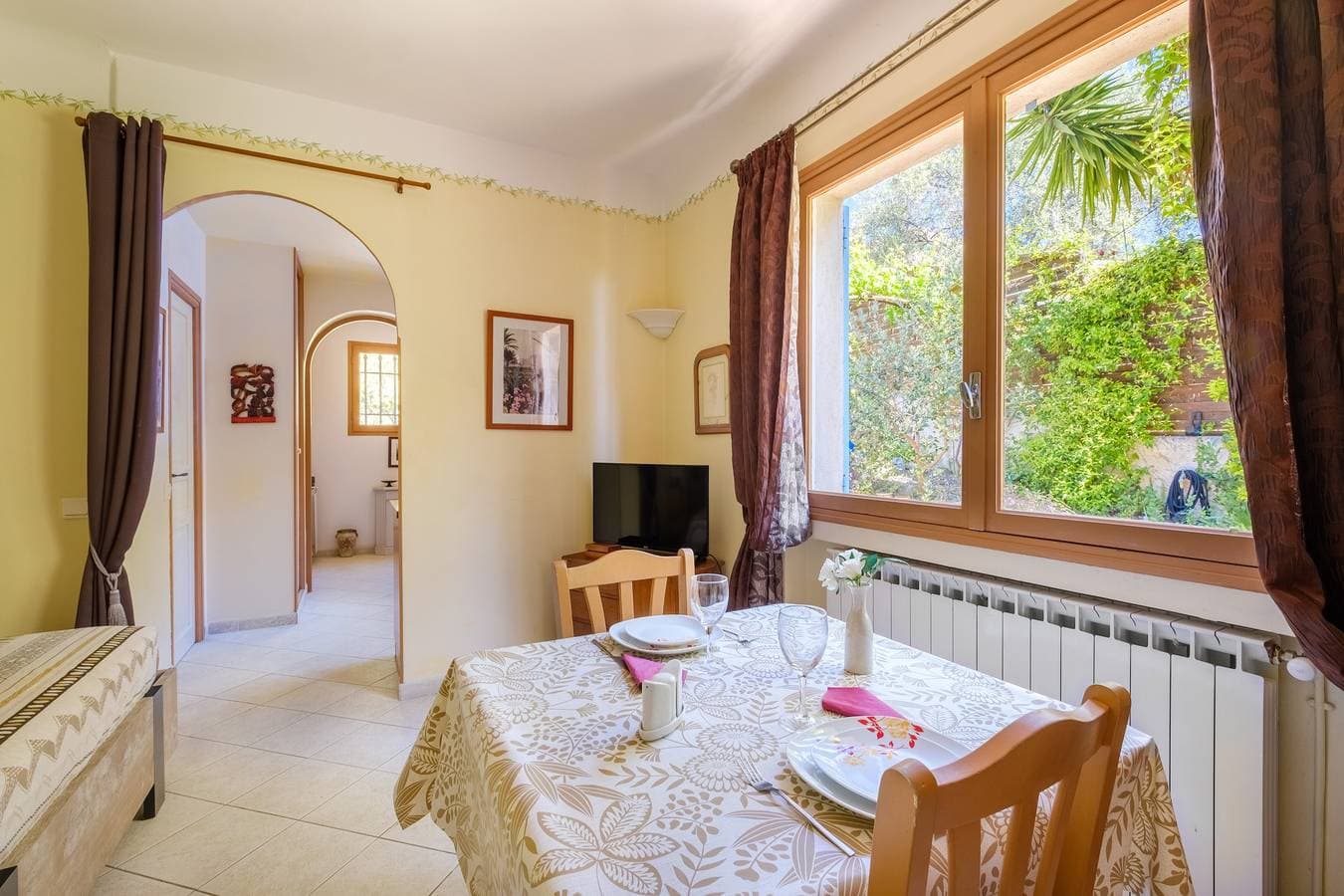 Foto 4 von 24: Apartment „Grand Studio Bougainvillée“ mit Gemeinschaftspool, privater Terrasse und WLAN