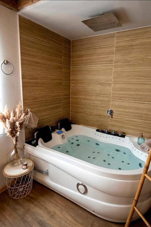 Foto 11 von 21: Deluxe Suite with Spa Bath