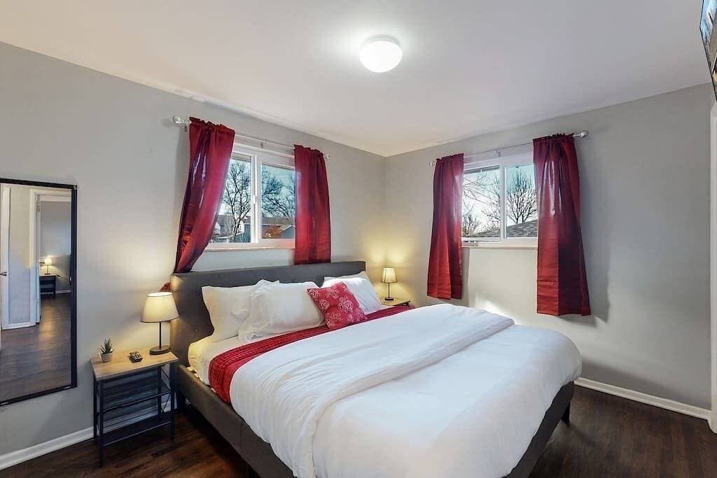Foto 6 von 25: Expansive Centennial Home with Spacious Yard & Parking
