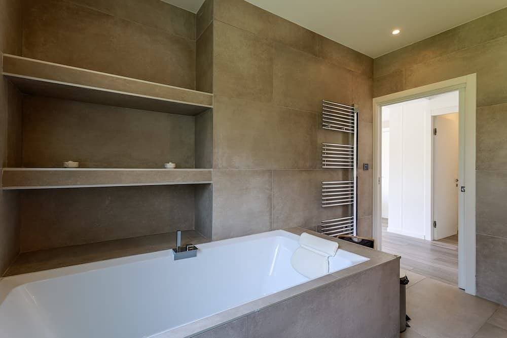 Foto 10 von 30: Luxury Villa with 15m Infinity Pool & Pool House