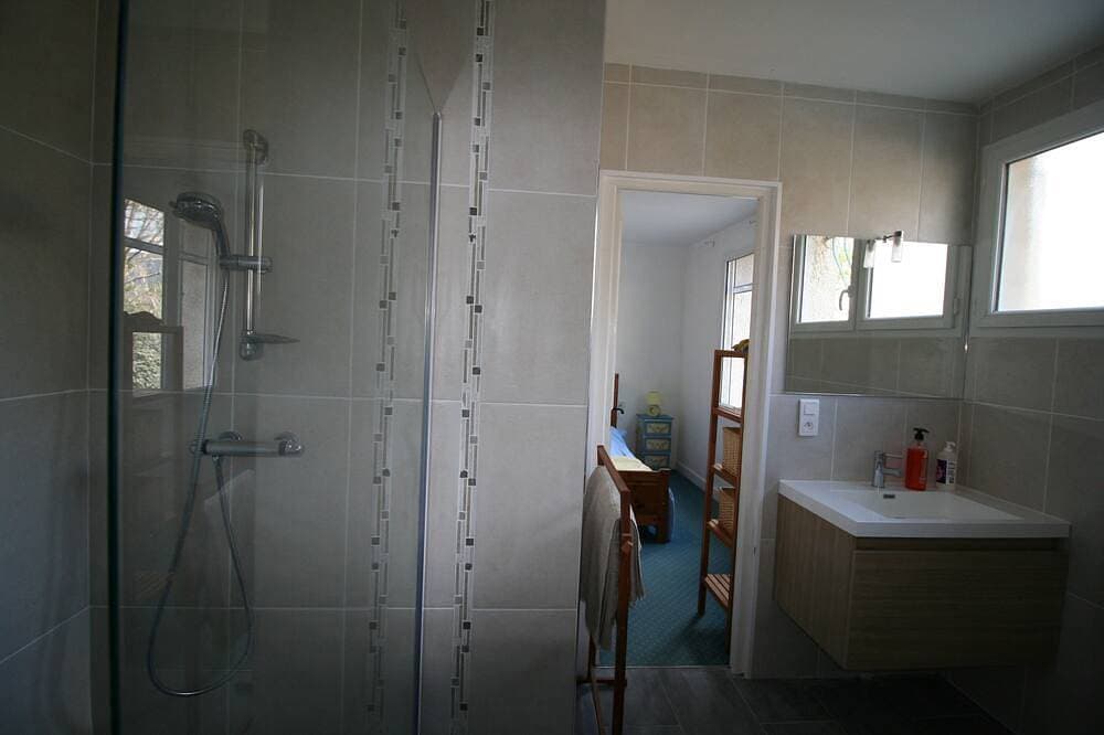 Foto 6 von 30: Les Rochers - Spacious woodland gite with heated pool