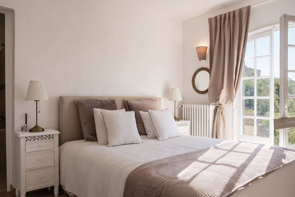 Foto 4 von 30: Stunning hilltop villa with private pool.