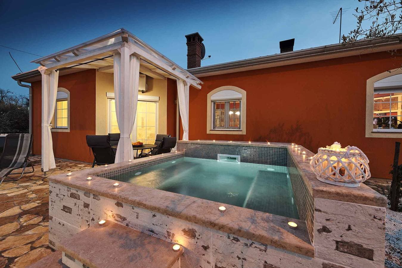 Foto 3 von 36: Ferienhaus mit Klimaanlage, Terrasse und Whirlpool