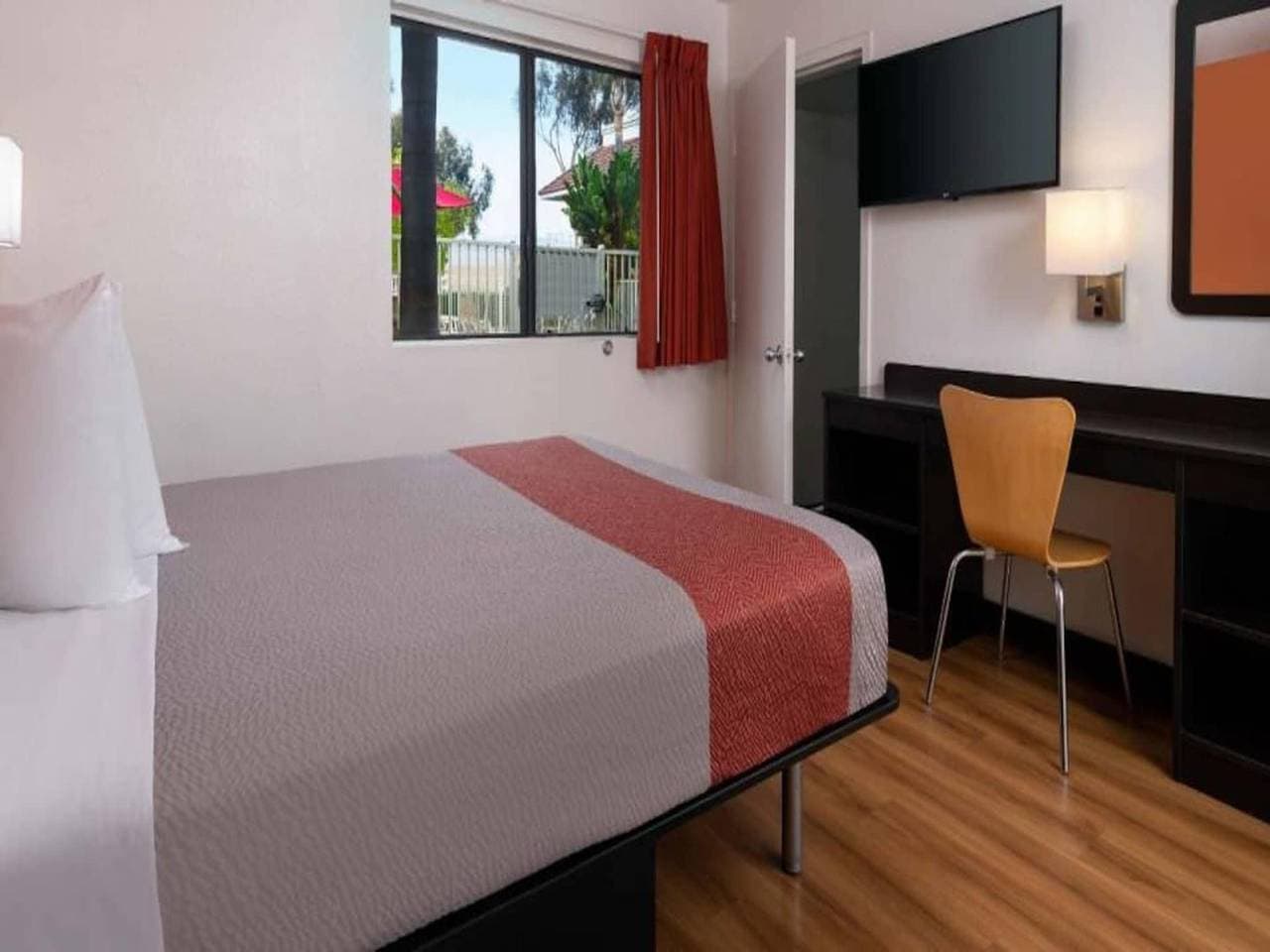 Foto 9 von 34: Geräumiges Zimmer mit 1 Queensize-Bett | Barrierefreie Dusche