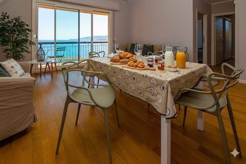 Foto 4 von 21: Ferienwohnung mit Klimaanlage und Balkon mit Meerblick