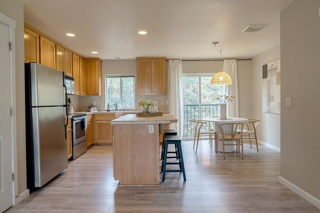 Stylish Entire Townhome w/ greenspace throughout!! Serene! 1