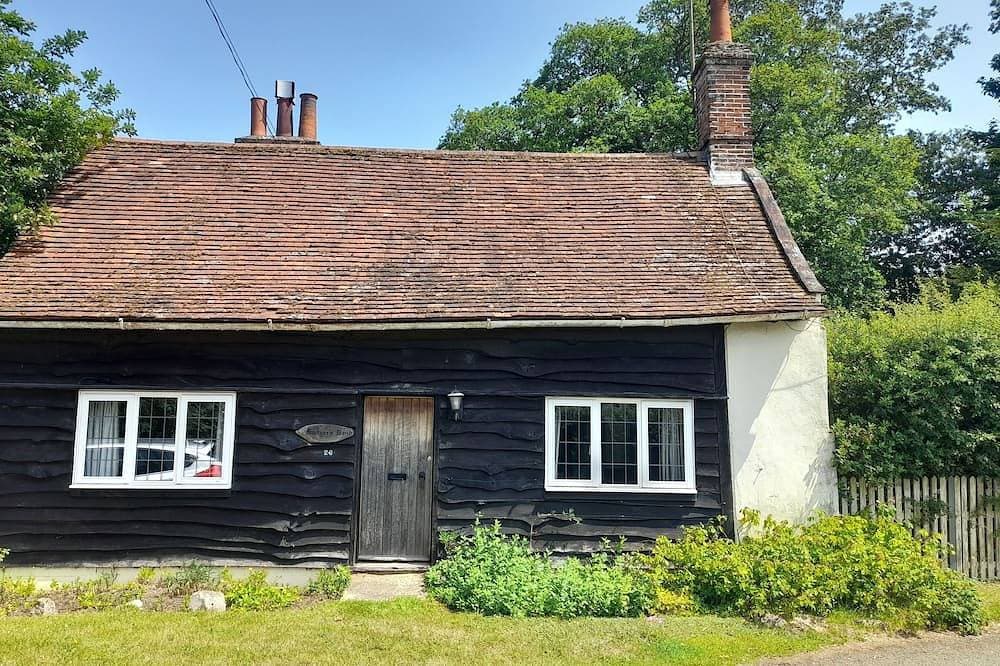 Pet friendly 3-bedroom cottage in  Tattingstone 1