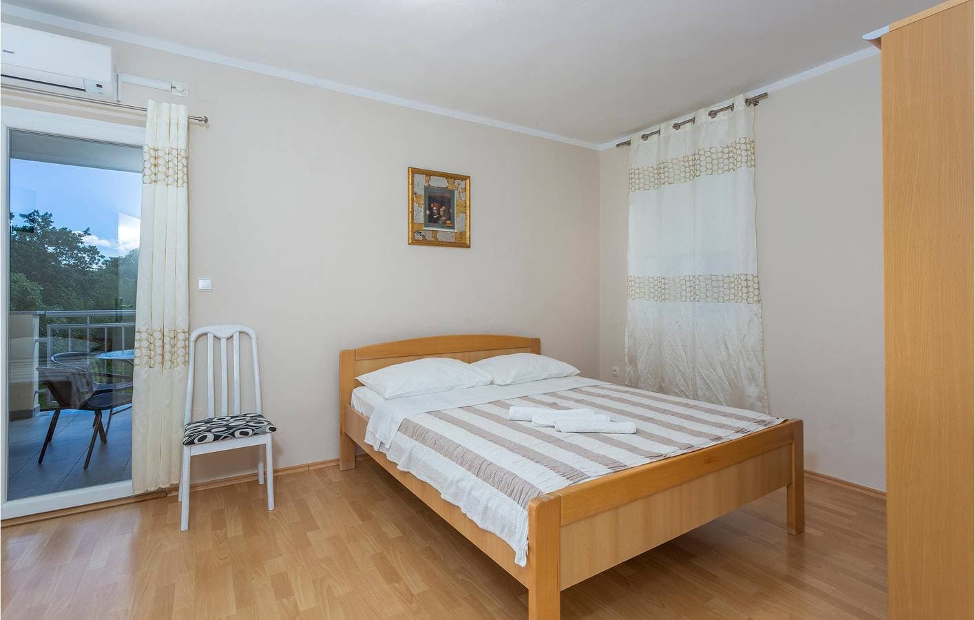 Foto 12 von 39: Gemütliche Ferienwohnung mit Terrasse und Pool, 1000 m vom Strand von Jert entfernt