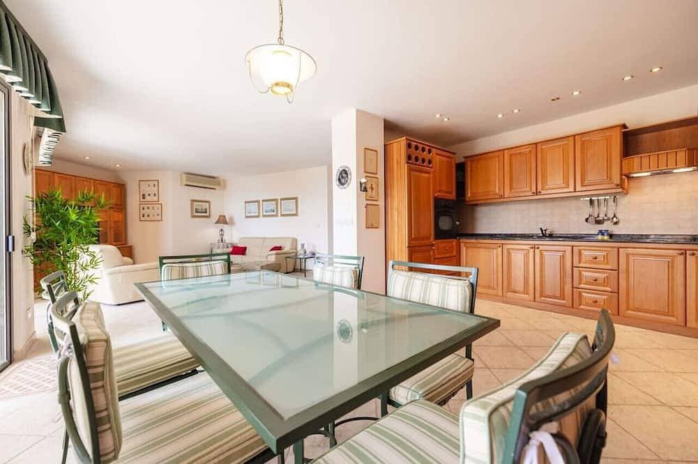 Foto 13 von 20: Charming Modern Seaview Apartment in Central Portomaso