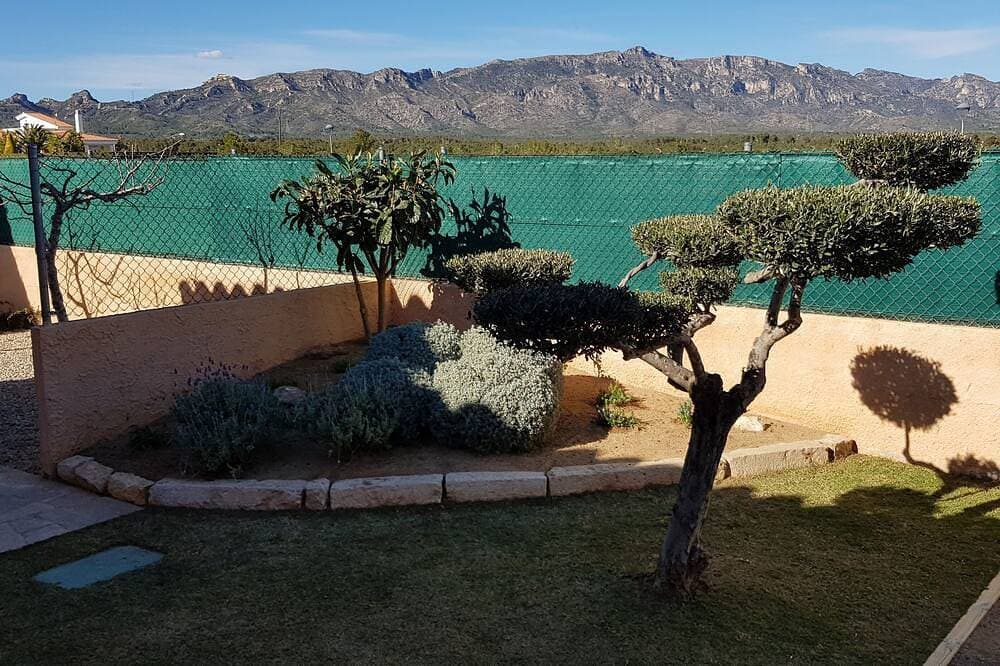 Foto 8 von 30: Chalet With Charm! Spacious law garden, pool with deck and more