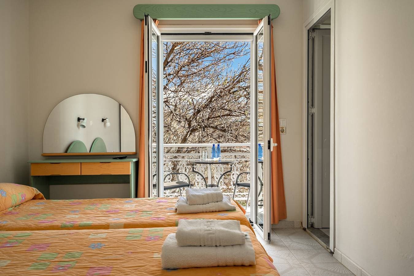 Foto 5 von 13: Zimmer „Angela partial sea view 8“ mit Meerblick, WLAN und Klimaanlage