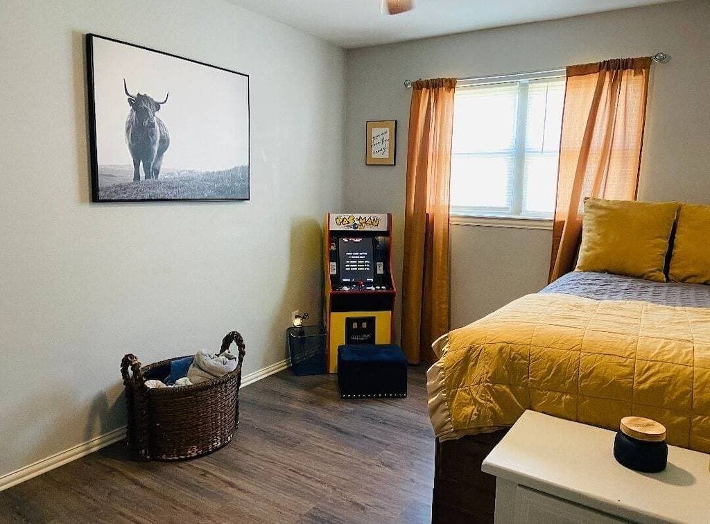 Foto 6 von 32: Adversity Home - Open Concept, with Pacman Machine. Close to Airport