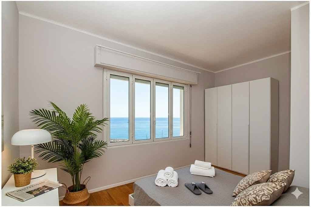 Foto 11 von 21: Ferienwohnung mit Klimaanlage und Balkon mit Meerblick