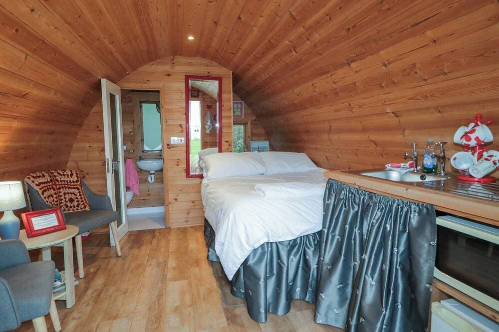 Foto 2 von 13: River View Pod, pet friendly, with open fire in Muff, County Donegal