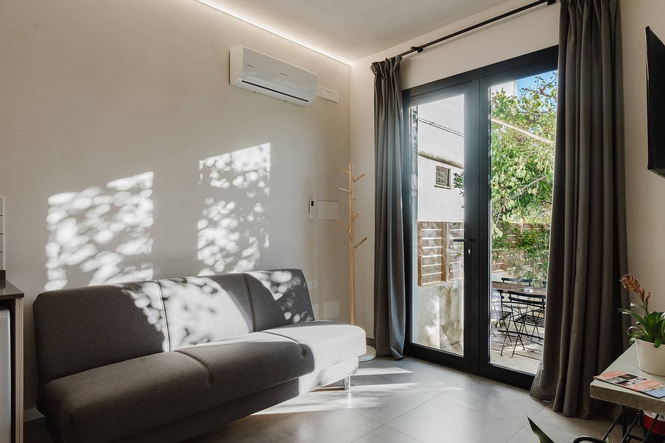 Foto 2 von 20: Apartment 'Vento E Salsedine Tramontana' mit privatem Garten, WLAN und Klimaanlage