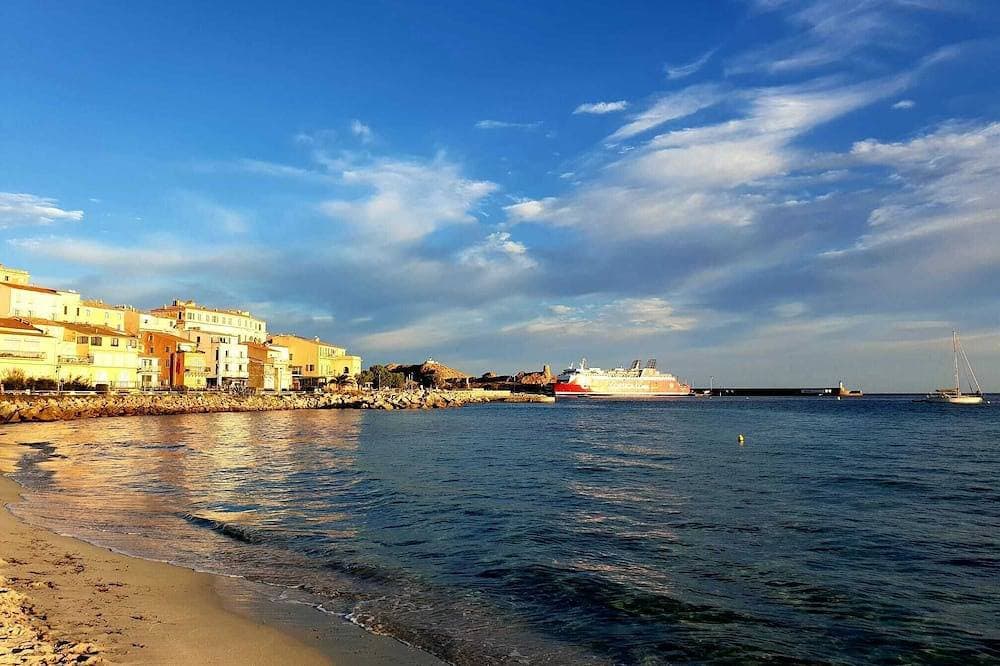 In the heart of Île Rousse! 200 m from the beach 1