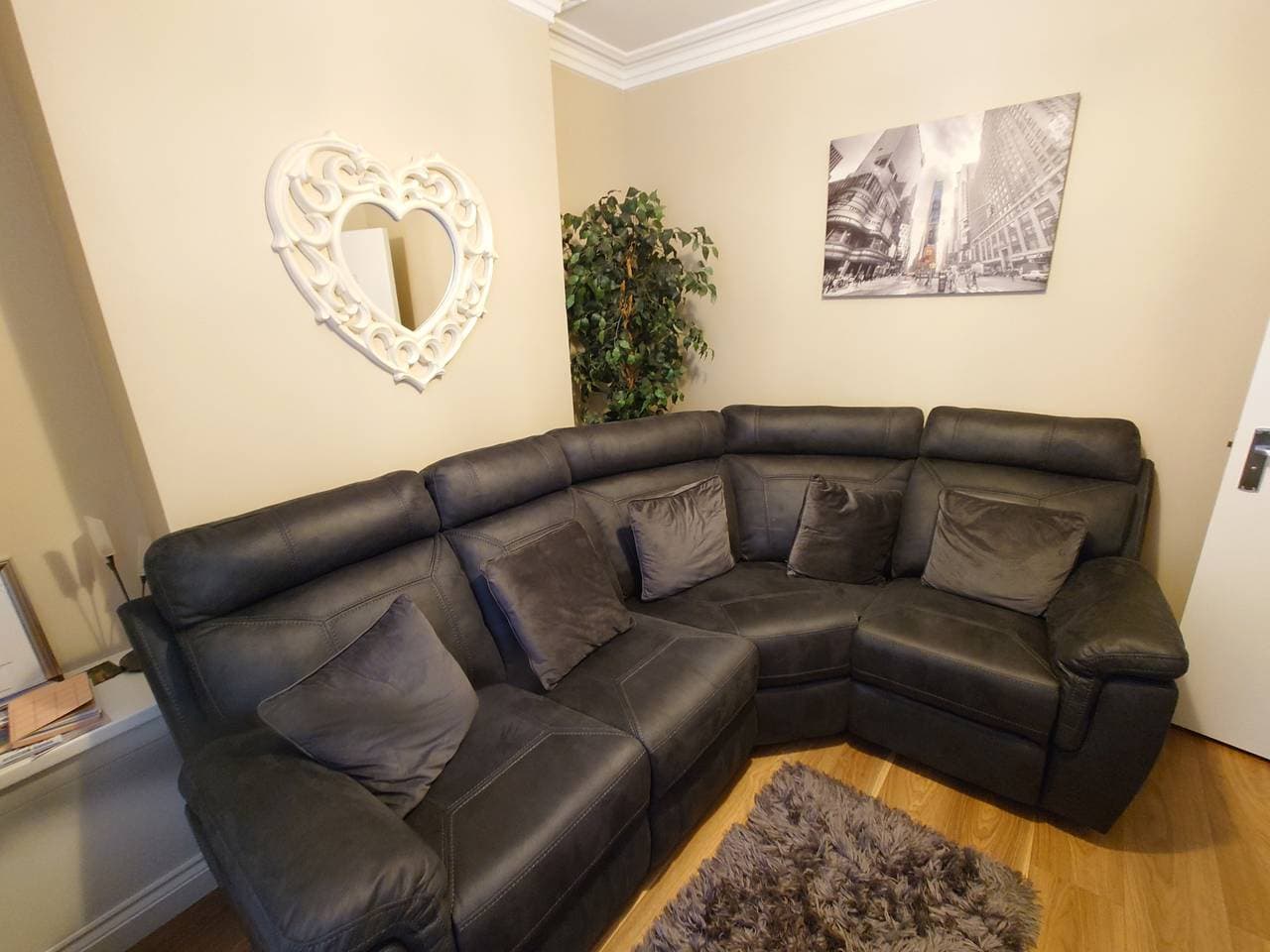 Foto 8 von 40: 5 Guests - Helens House Derry City Centre - 3 Bed