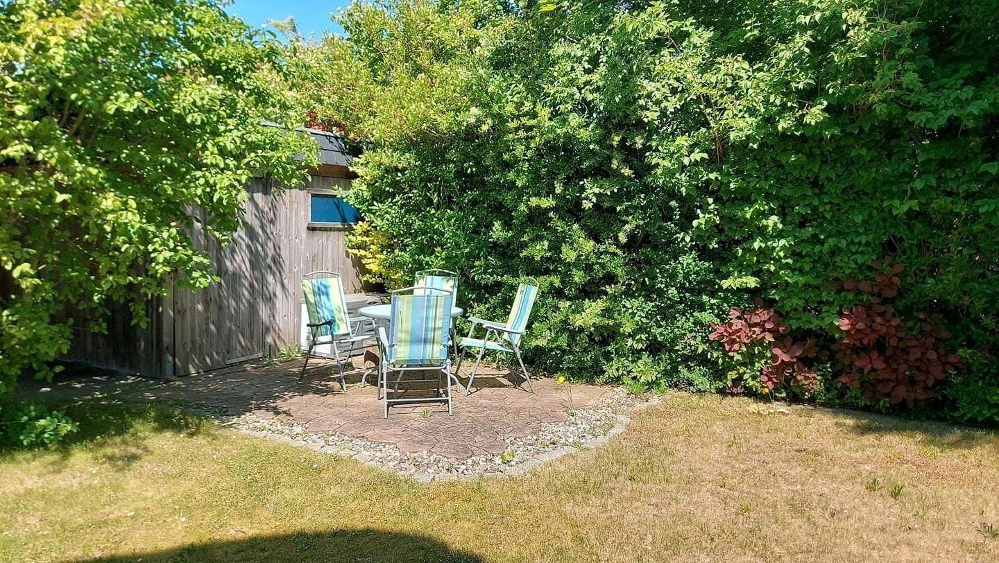 Foto 12 von 21: Ferienwohnung Uhlenhuus: Reetdachromantik mit Gartenterrasse & Carport