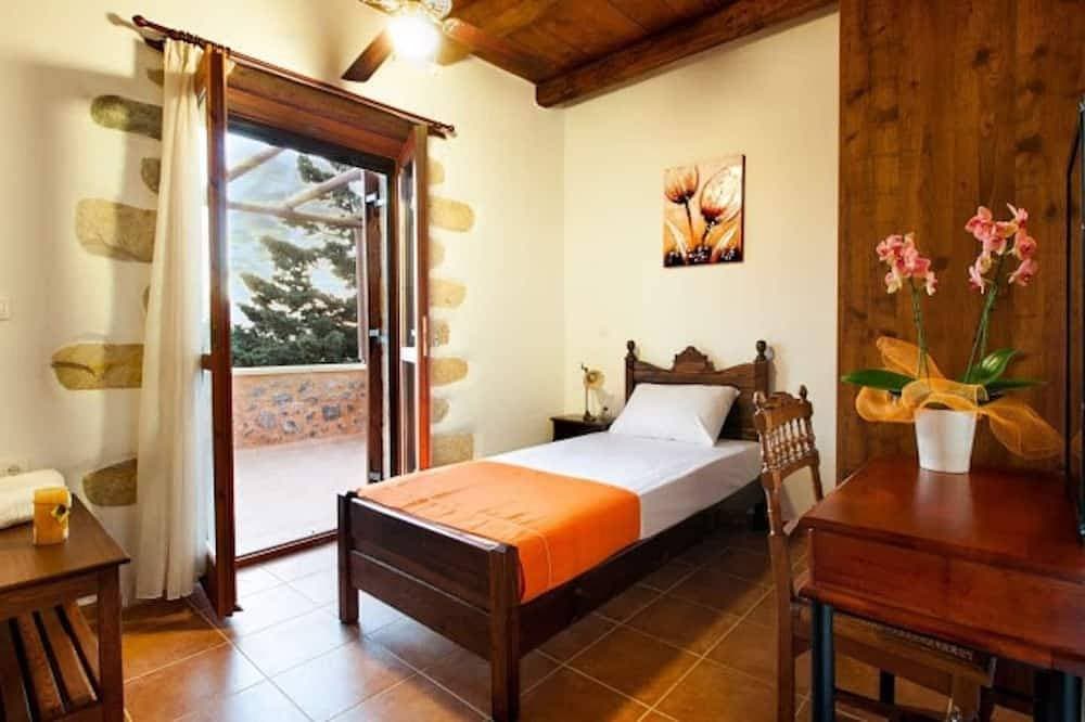 Foto 5 von 19: Rural Stone Villa with private pool and mountain views near local sandy beaches!