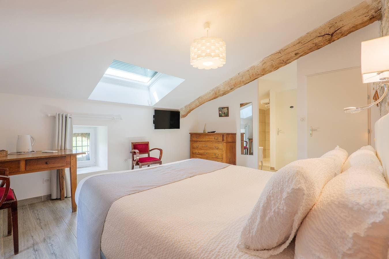 Foto 12 von 22: Gästezimmer 'Chambre Catherine' mit Gemeinschaftspool, WLAN und Klimaanlage