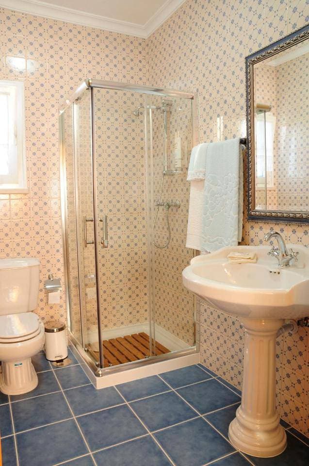Foto 7 von 9: Twin Room with Private Bathroom